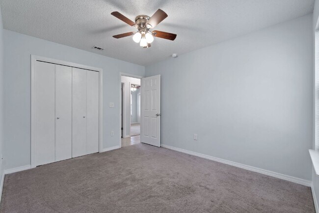 Building Photo - 502 Krest Dr