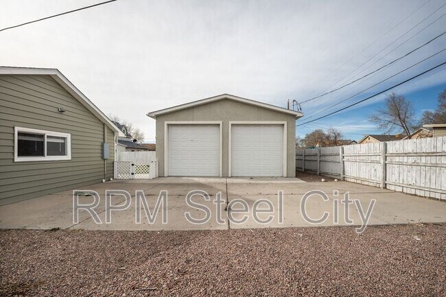 Building Photo - 903 W 15th St