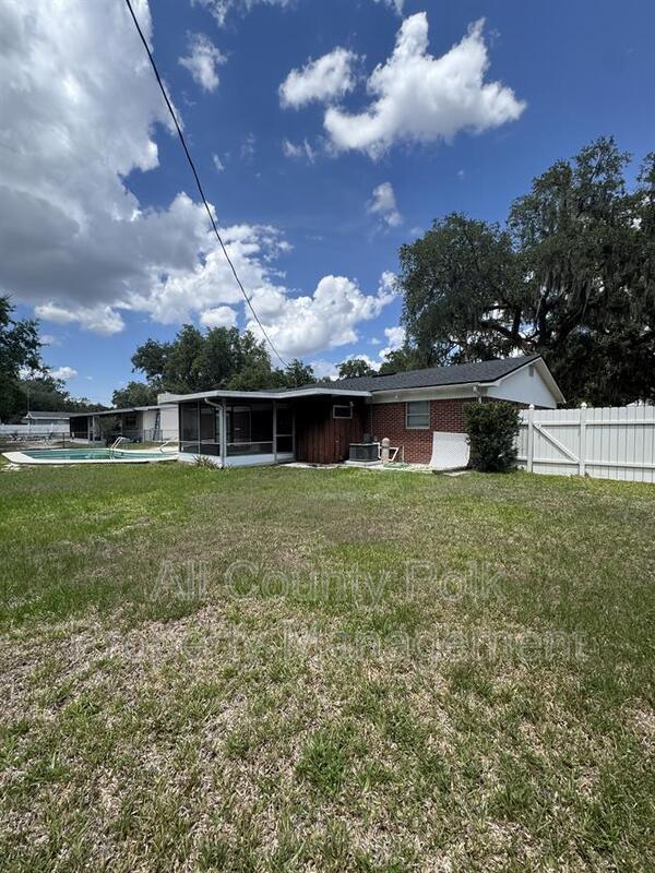 Building Photo - 2255 E Helen Cir