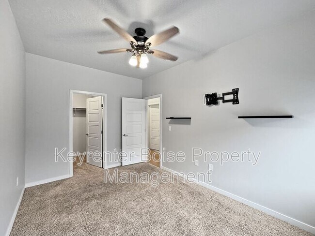 Building Photo - 4265 N Reed Ln