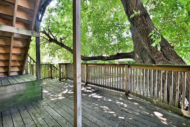 Building Photo - 2724 N Racine Ave