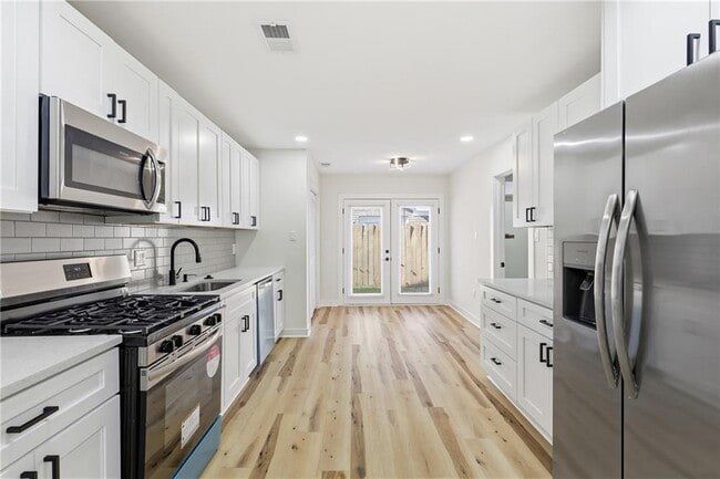 Building Photo - 19 Robin Hood Dr