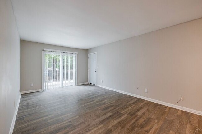 Building Photo - Spacious Apts - Excellent Tucker Location