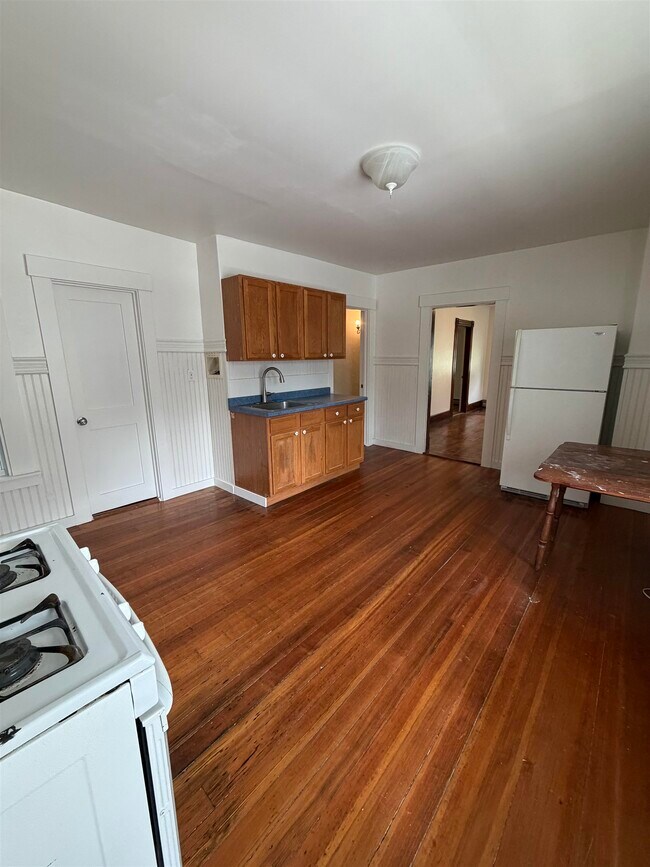 Building Photo - 110 Estey St