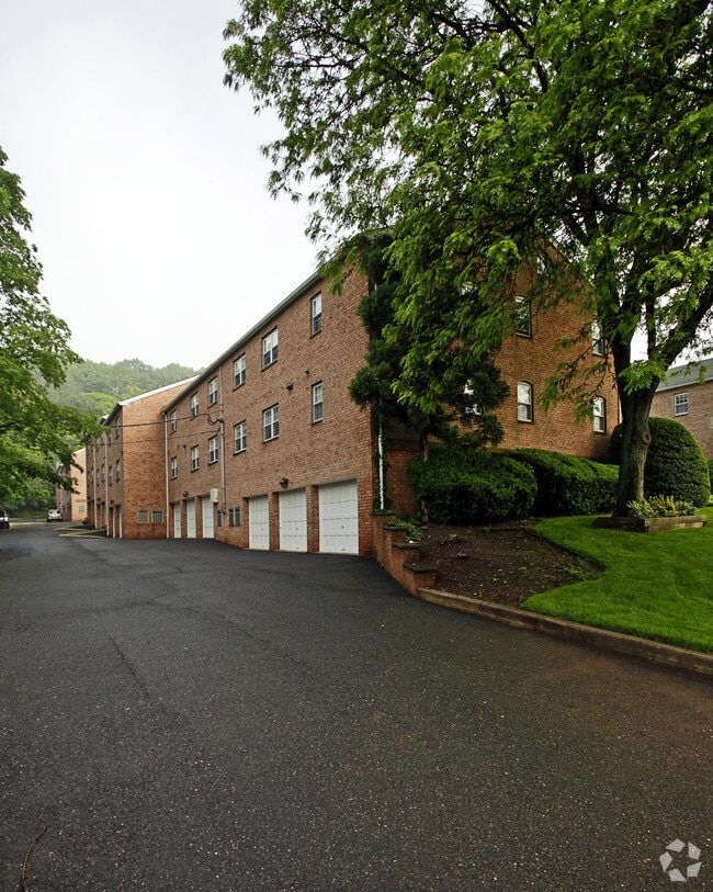 Winthrop Manor Apartments - Winthrop Manor