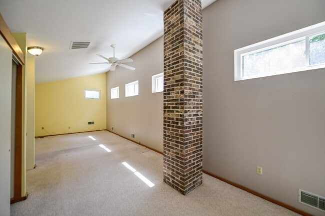Building Photo - 6605 Jeff Ln