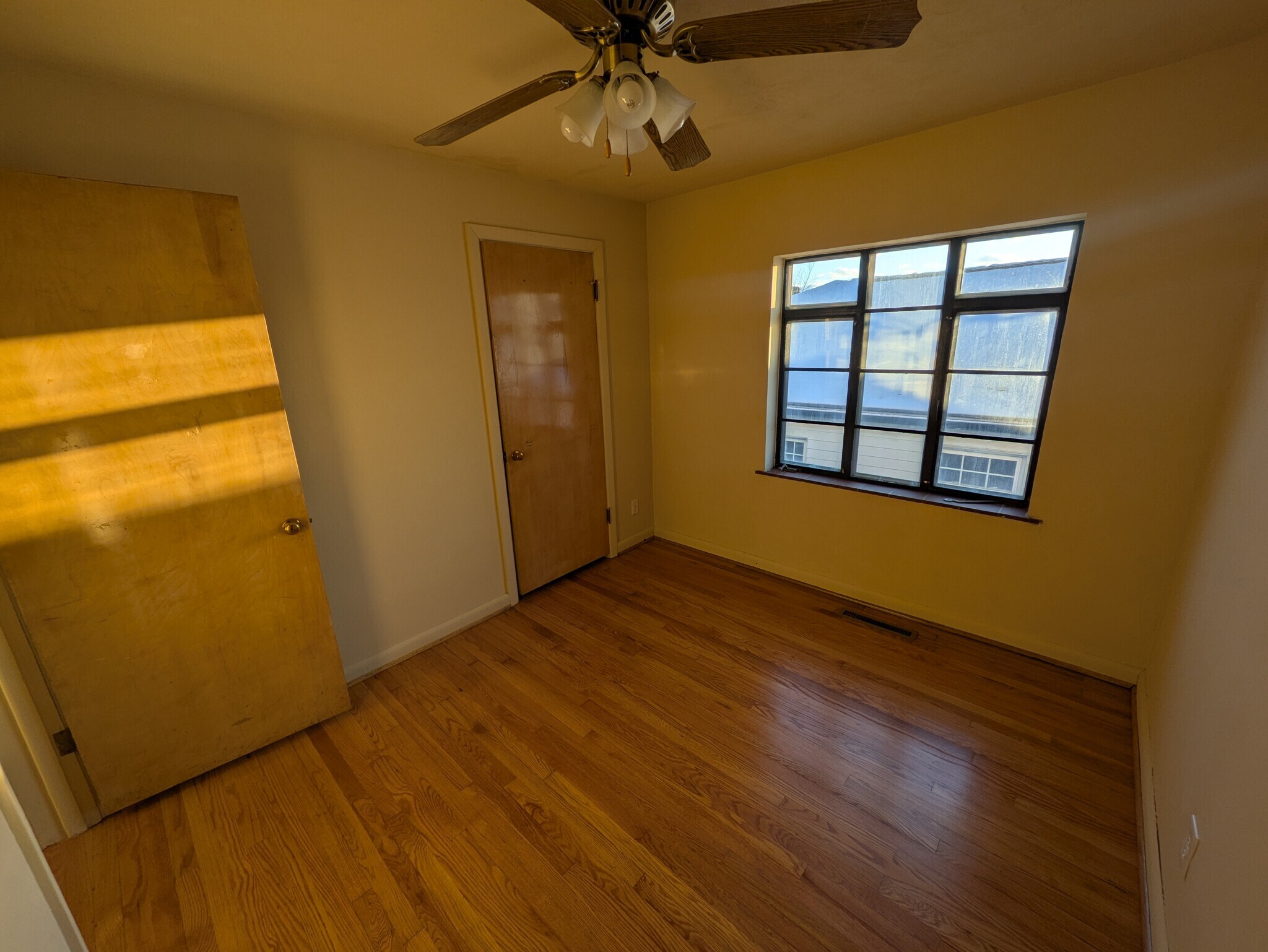 Smaller bedroom - 852 Anaconda Ave