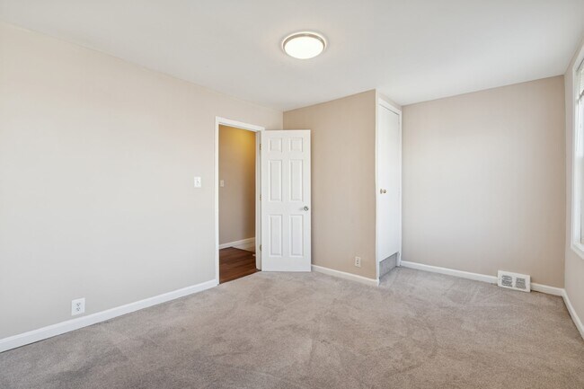 Building Photo - Ravenwood