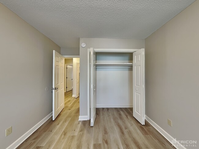 Building Photo - 210 Village Walk