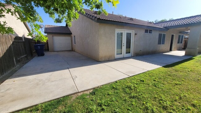 Building Photo - 4 bedroom 2-baths