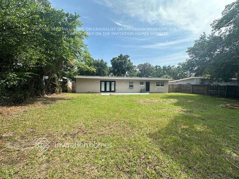 Building Photo - 3621 Sutton Dr