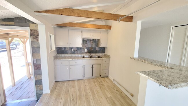 Building Photo - 2 bedroom/1 bath house with beautiful nort...