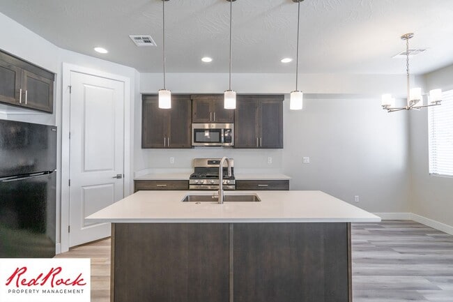 Building Photo - Hurricane Valley 3 Bedroom Townhome