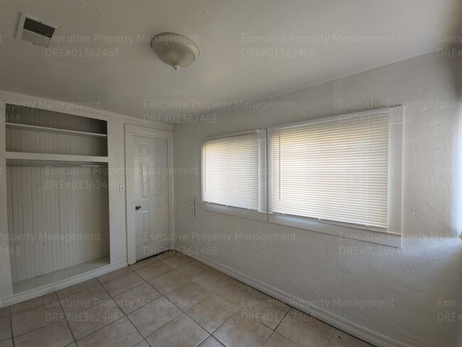 Building Photo - Move in ready. 3 bedrooms/ 1.5 bath, yard,...
