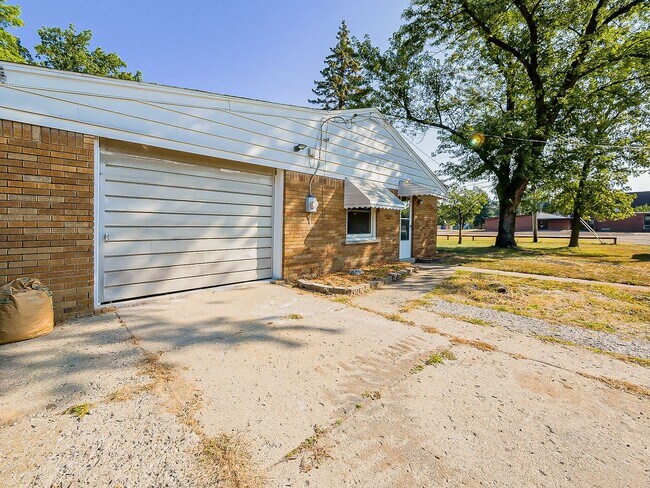 Building Photo - Freshly Updated 3-Bedroom Home in Farmington Hills!