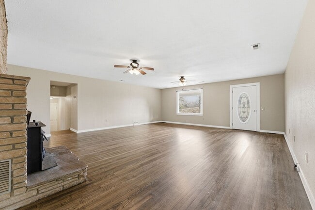 Building Photo - $1,900 - 3 Bedroom 3 Bathroom Unfurnished Home Just Outside Franklin