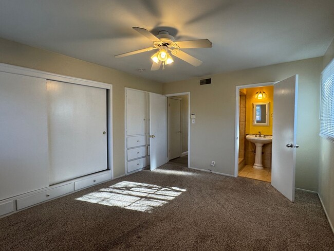 Building Photo - Three Bed, Two Bath Home in Stockton's Lin...