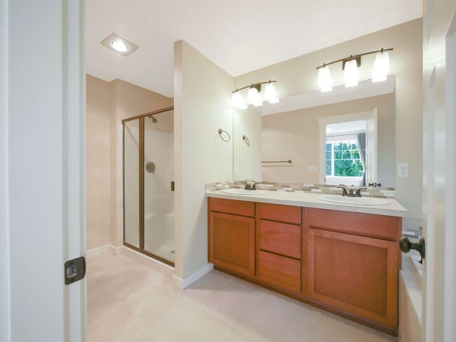 Building Photo - 3 Bed, 2.5 Bath Beautiful Single-family Av...