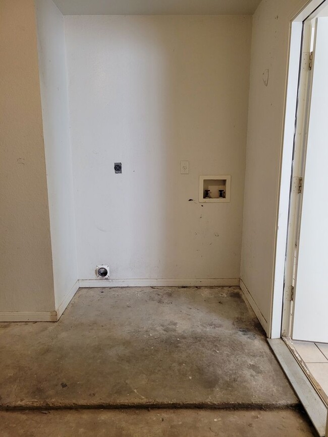 Building Photo - 404 Dale Ave