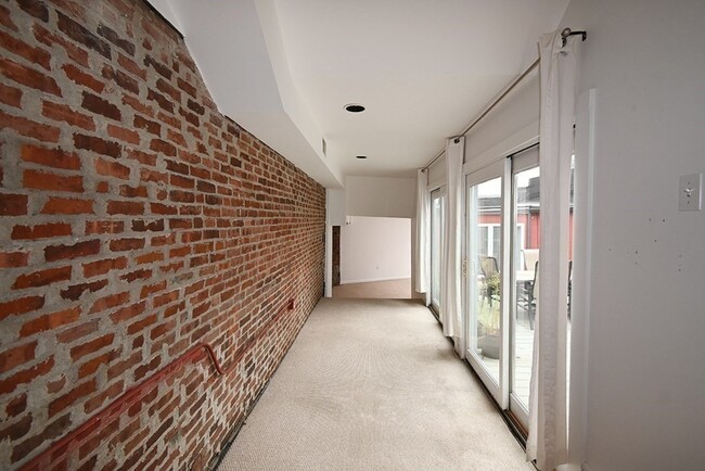 Building Photo - 31 Stanhope St