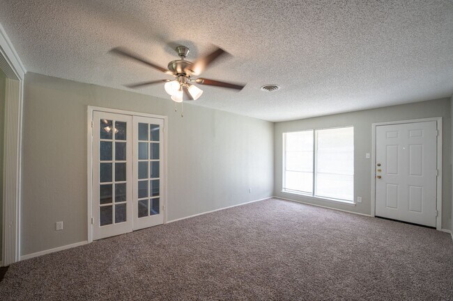 Building Photo - 3 bedroom home in Mesquite!