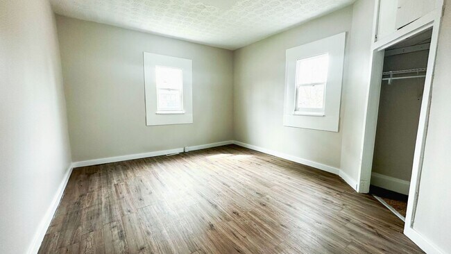 Building Photo - Beautifully Updated 2-Bedroom Ranch – Mode...