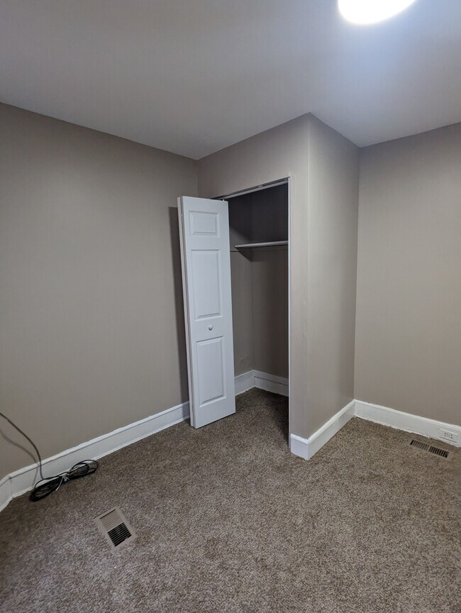 Building Photo - 5 W 27th St