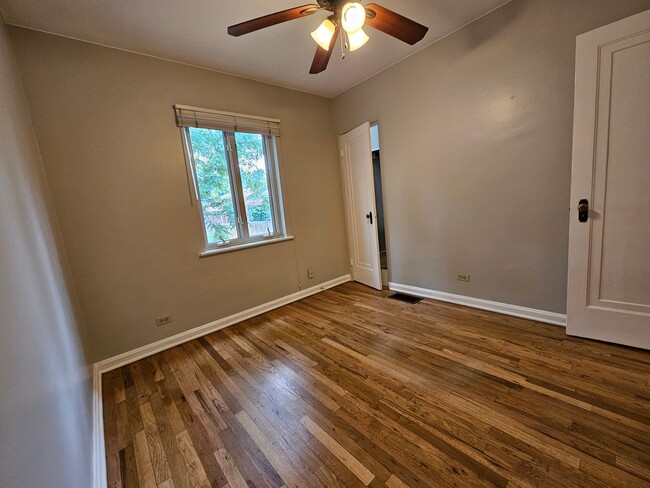 Building Photo - Alamo Placita Adorable 3 Bed 2 Bath Bungalow w/ CACH, Garage, Fenced Yard & More