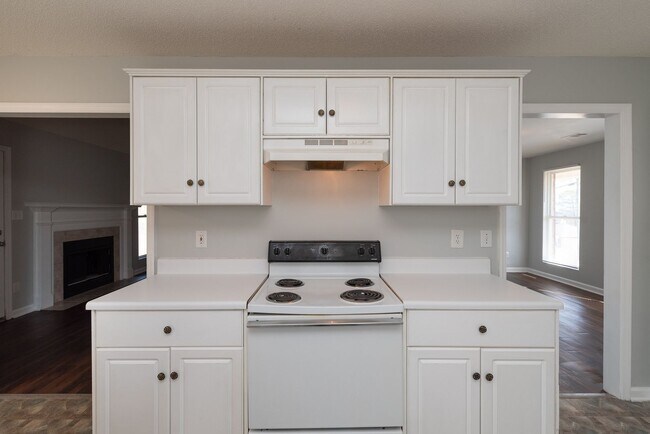 Building Photo - Delightful Pepperidge Home with Fireplace & Large Backyard