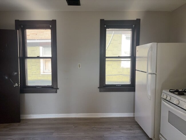 Building Photo - 3621 Sackett Ave