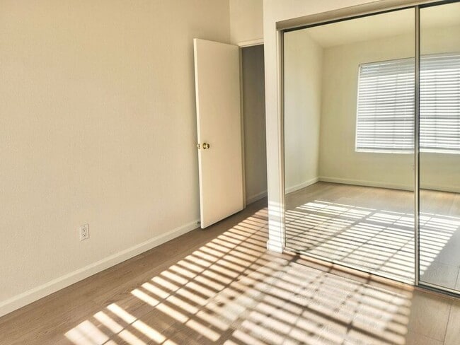 Building Photo - 2275 Hawthorne Pl