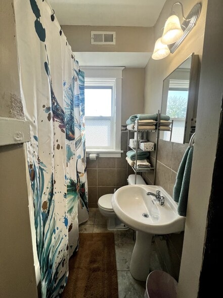 Building Photo - 4240 Lawn Ave