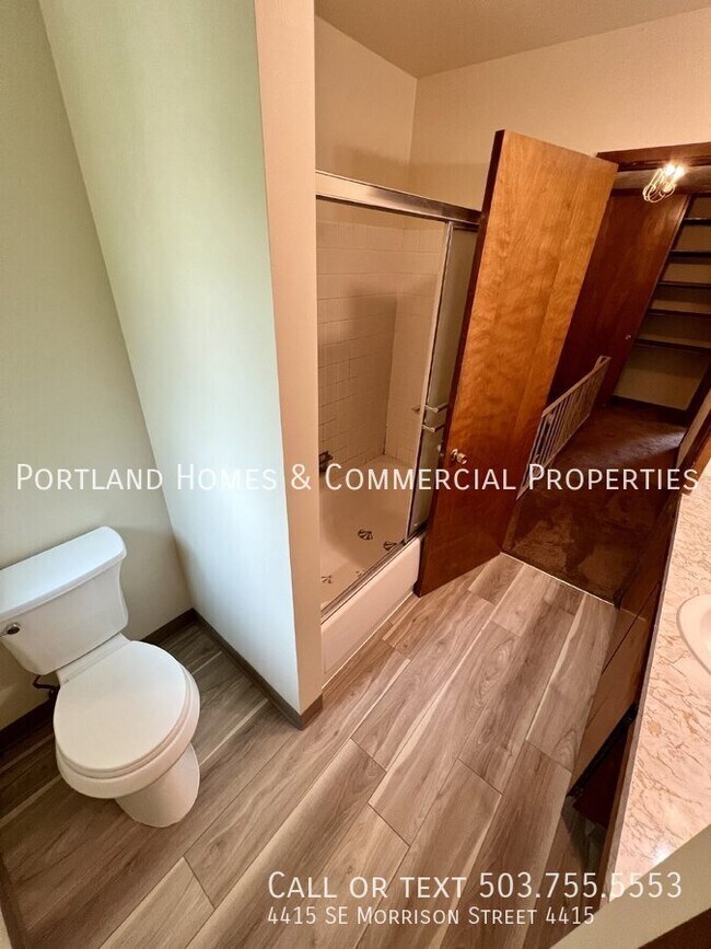 Building Photo - 2 bedroom townhome, close to transportation