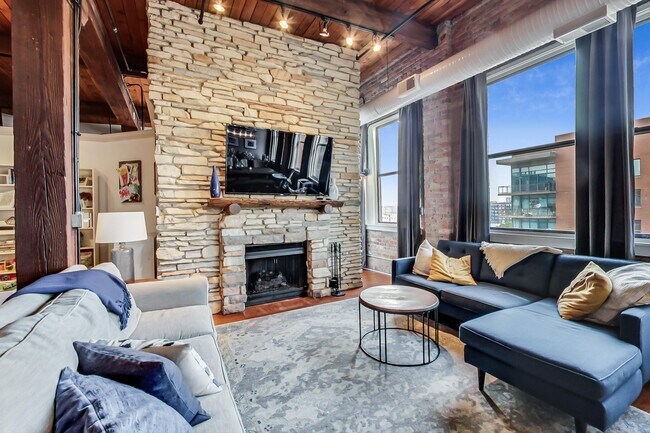 Building Photo - 913 W Van Buren St