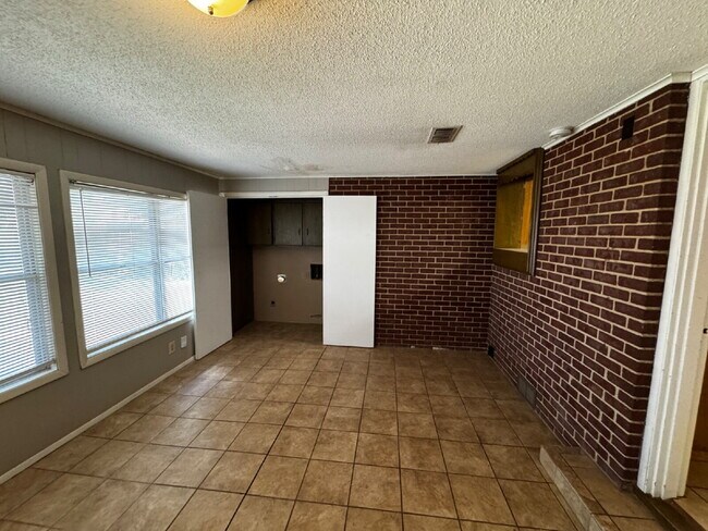 Building Photo - Spacious Home With Sun-room Located Within...