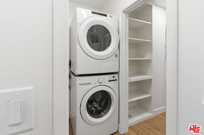 Building Photo - 614 6th Ave