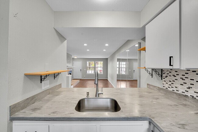 Building Photo - $2,450.00, 2-bed, 2.5 bath, located in Lak...