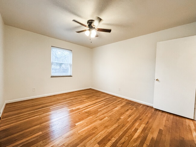 Bedroom - 6114 Dryden Ave