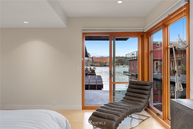 Building Photo - 3bd/2.5ba Seattle Houseboat