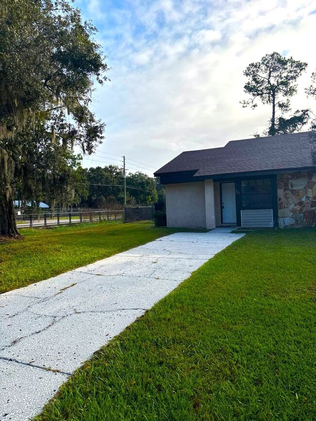 Building Photo - Charming 2-Bedroom Duplex on a Private Corner Lot in Lakeland, FL!