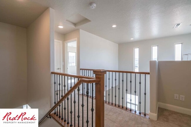 Building Photo - Beautiful Townhome in Hurricane Heights!