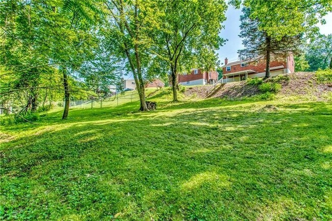 Building Photo - Beautiful 3 Bed / 1.5 Bath with Garage and Large Yard - Available May!!