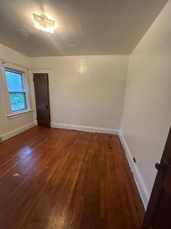 Building Photo - NO DEPOSIT East Cleveland Upstairs