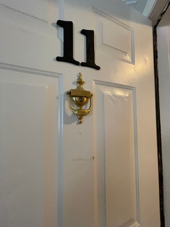 Building Photo - Oversized Newly Renovated One Bedroom Available