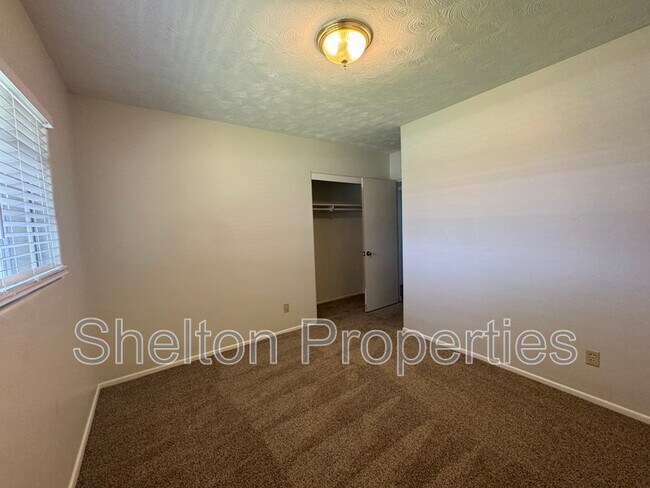 Building Photo - 718 W Glenn Dr