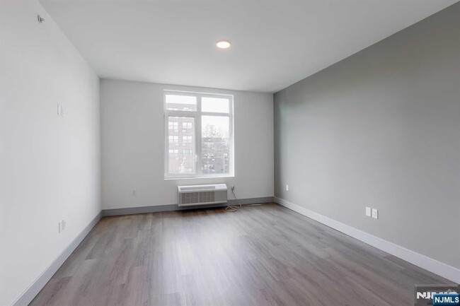 Building Photo - 1435 10th St