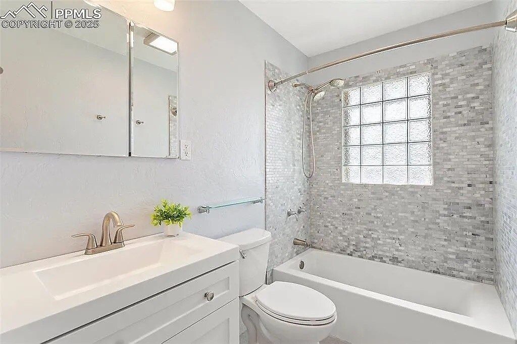 Building Photo - 1638 N Foote Ave