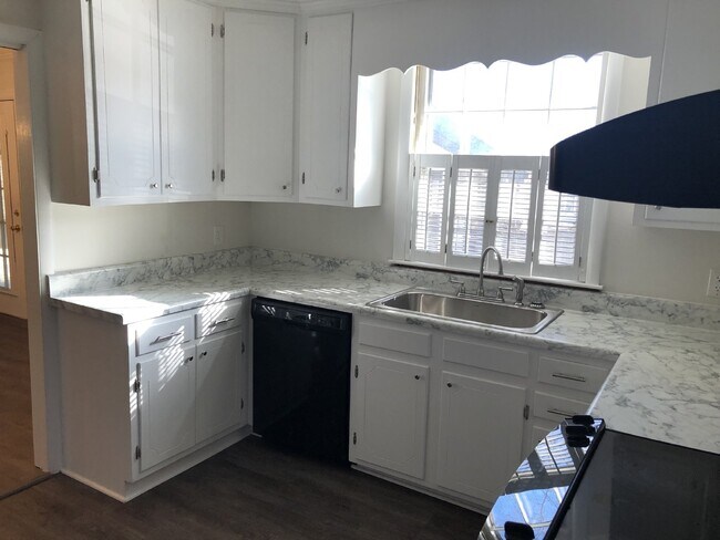 Building Photo - 3BD 1.5 BA HOUSE with Bonus Room  AVAILABL...