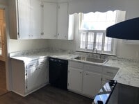 Building Photo - 3BD 1.5 BA HOUSE with Bonus Room AVAILABL...