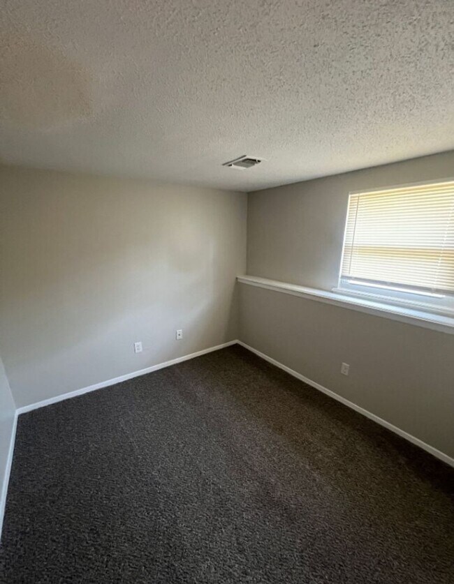 Building Photo - Spacious Split-Level Duplex in Lee’s Summit